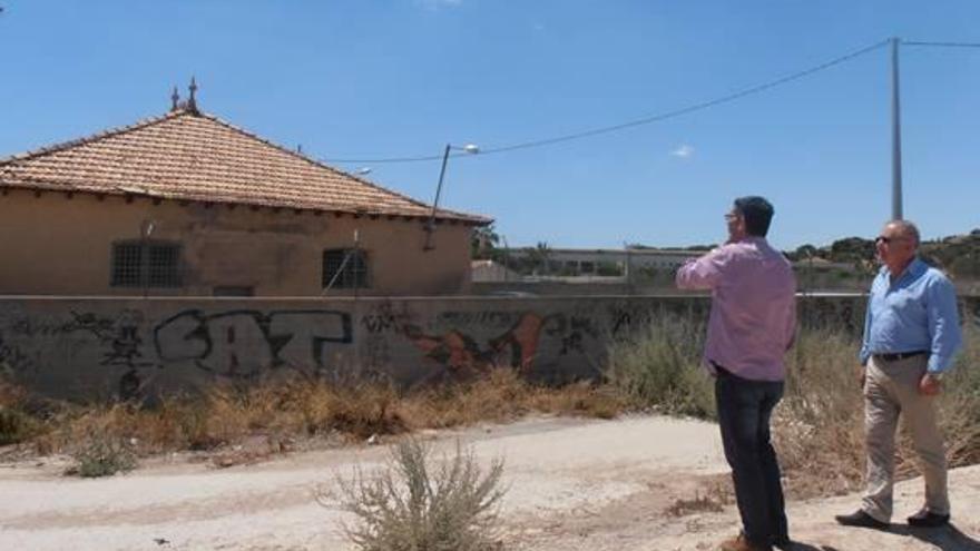 El alcalde y el edil de Urbanismo junto al matadero