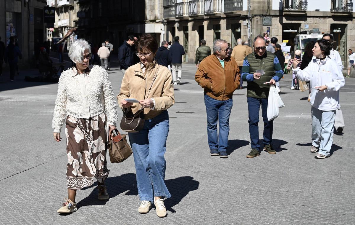 Turistas, ayer en la plaza de A Peregrina.