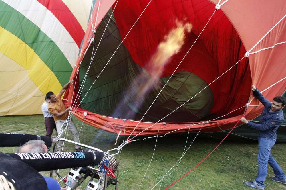 Salida de la regata de globos aerostáticos desde el "solarón", en Gijón.