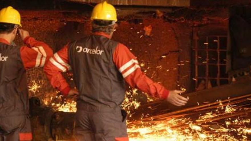 Dos operarios de Arcelor durante las maniobras previas al arranque del horno, en una imagen de archivo.