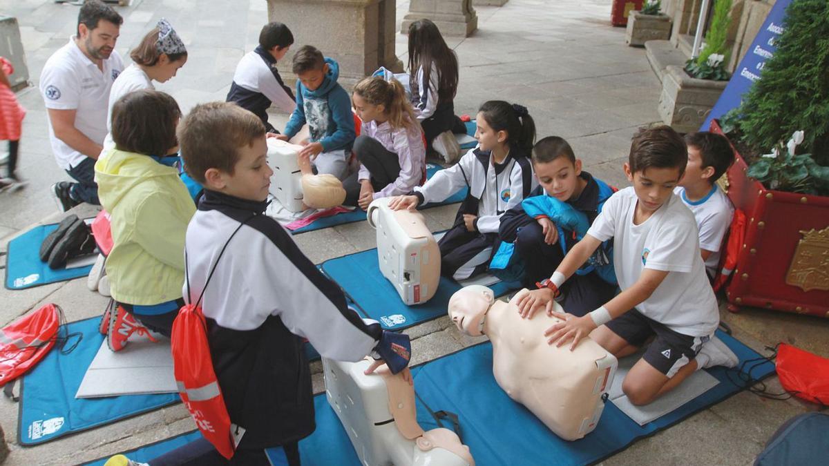 Escolares aprenden nociones de reanimación cardiopulmonar.   | // IÑAKI OSORIO