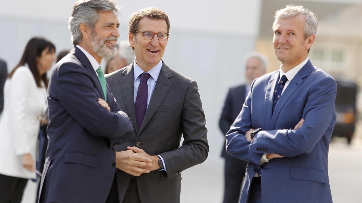 Carlos Lesmes junto a Alberto Núñez Feijóo y Alfonso Rueda.