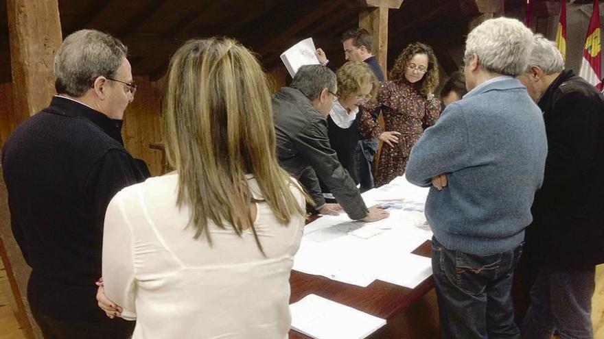 Los redactores del proyecto informan a los concejales sobre el Polígono Industrial Benavente III.