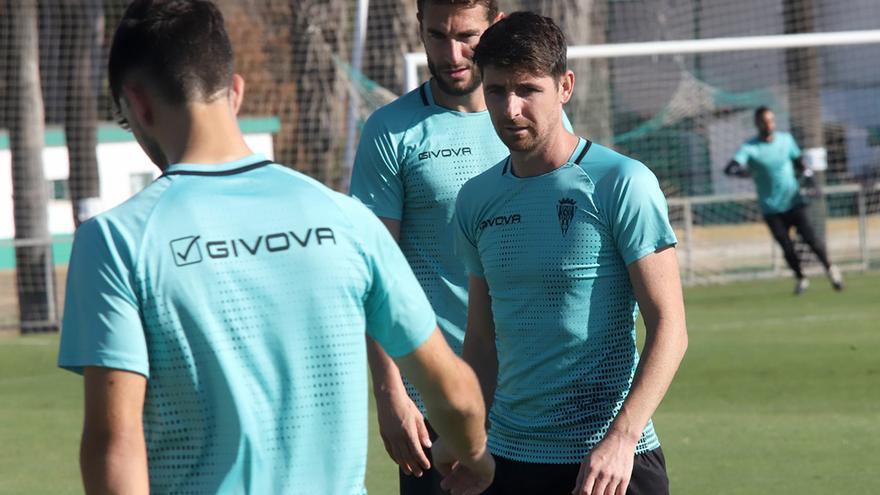 Javi Flores, en la sesión de entrenamiento de hoy con el Córdoba CF en la Ciudad Deportiva tras disputar ayer su partido número 200 en La Línea.