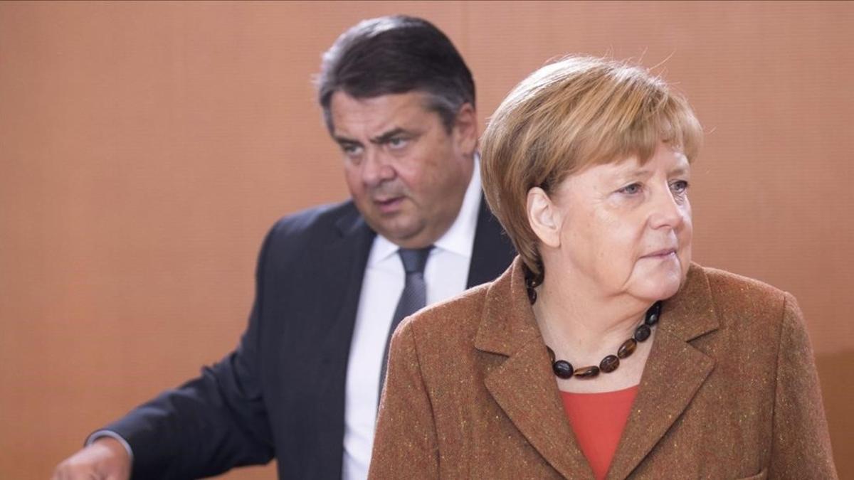 La cancillera Angela Merkel, junto a su vicecanciller, el socialdemócrata Sigmar Gabriel.