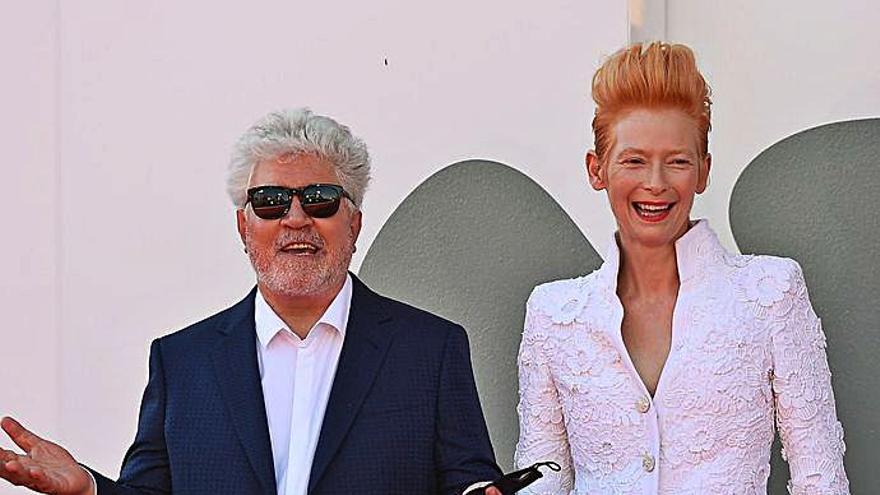 Almodóvar con Tilda Swinton.  | // EFE