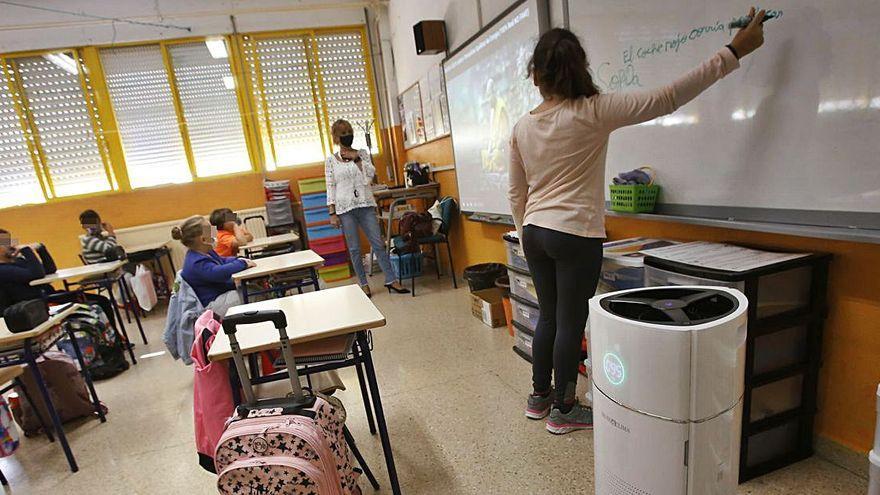 Un purificado de aire, en un aula de un colegio de Alicante, en imagen de archivo