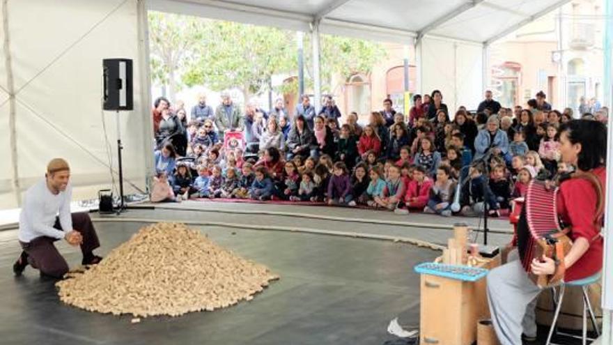 Circ Taps de suro, cordes i vi a la plaça Josep Pla