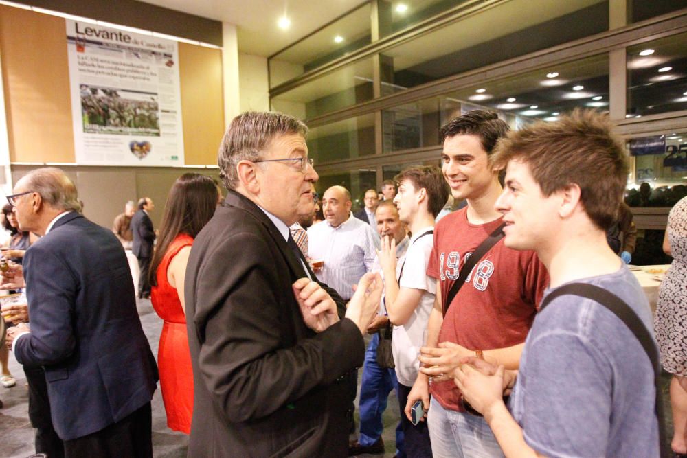 Ximo Puig, conversando con los invitados.