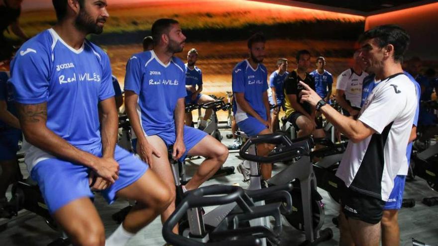 Los jugadores de la pasada campaña, en el gimnasio corverano.