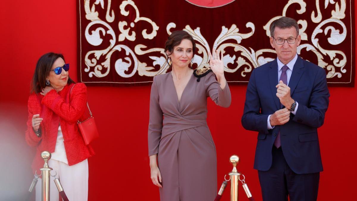 Isabel Díaz Ayuso, acompañada por Alberto Núñez Feijóo y Margarita Robles, preside el acto cívico militar por el Dos de Mayo de 2023.