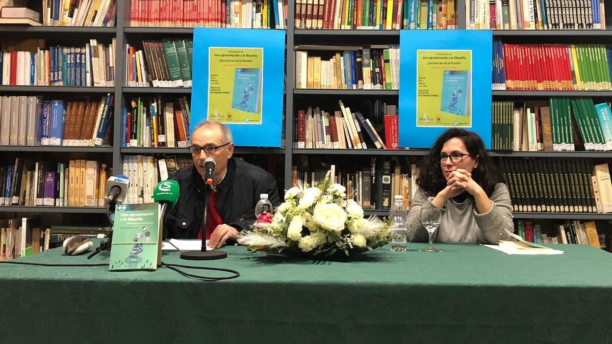 Bartolomé Miranda, a la izquierda, durante la presentación de su nuevo libro.