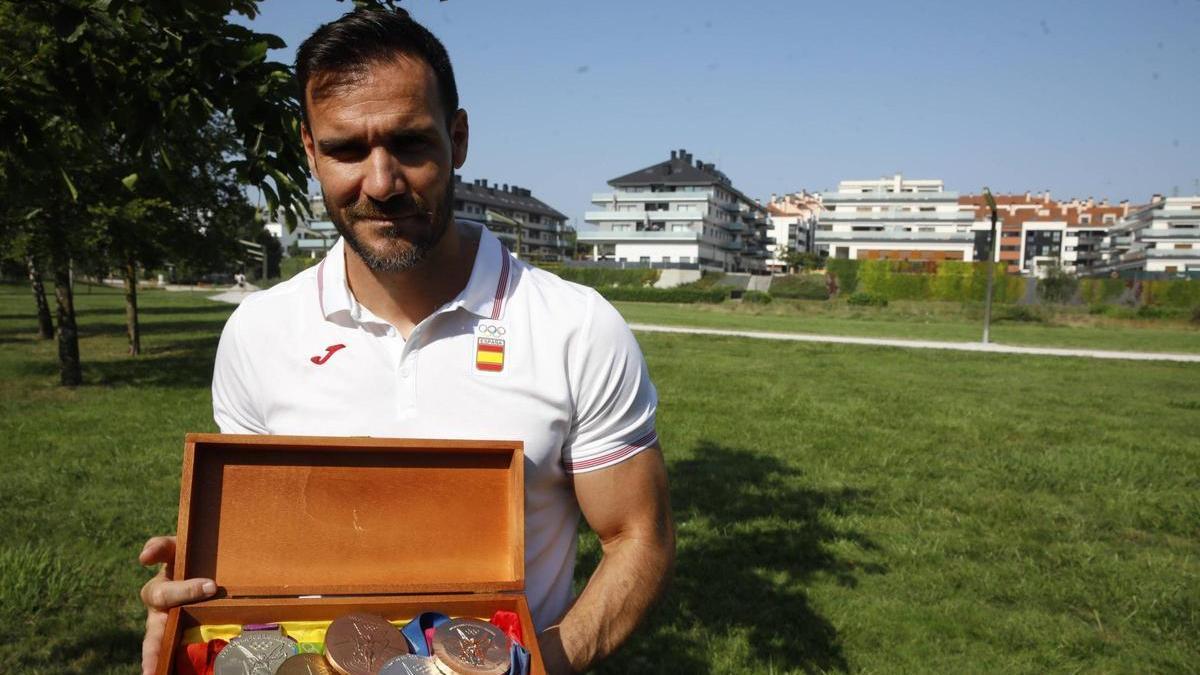 Saúl Craviotto con sus medallas olímpicas