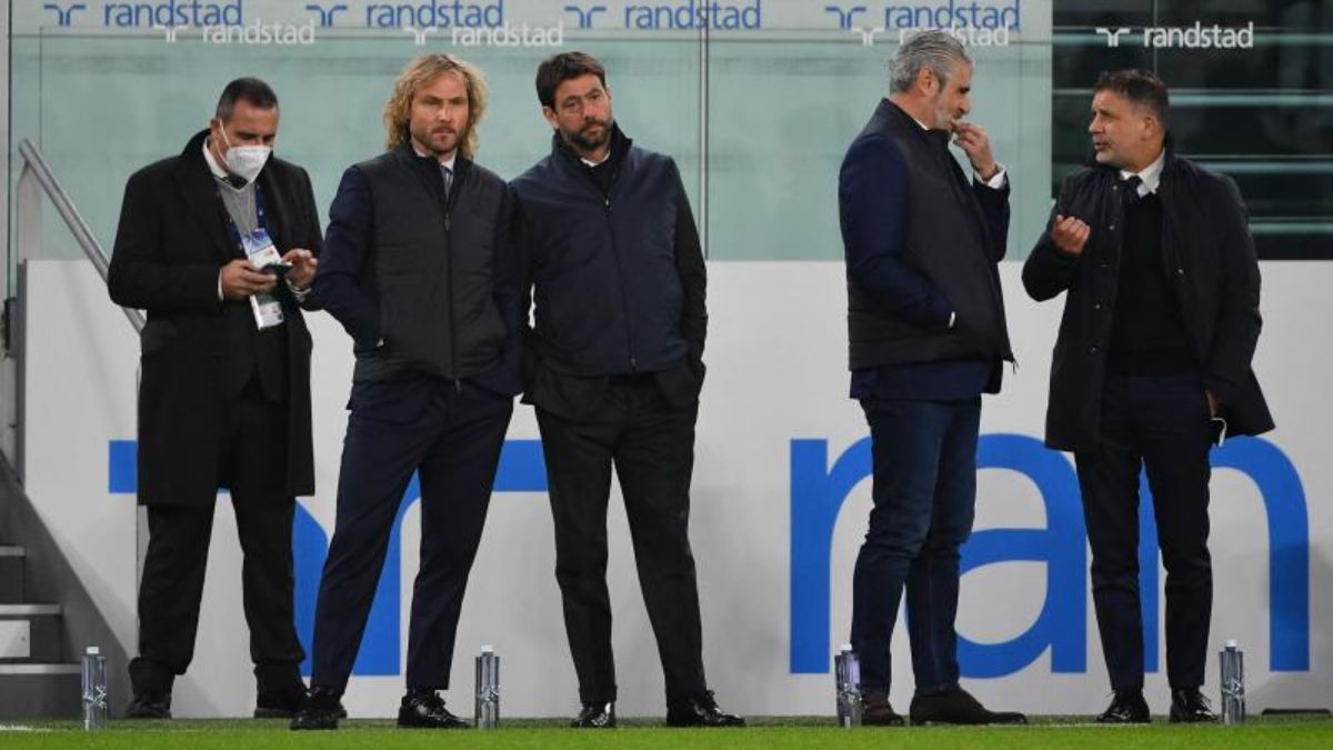 El presidente de la Juventus Andrea Agnelli con diversos miembros de la junta directiva del club.