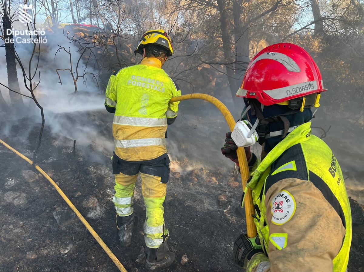 Las fuertes rachas de viento complican la extinción de incendio en Castellón