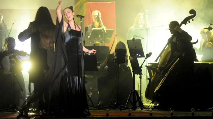 Mónica Naranjo actuando en el Coliseum en 2010.