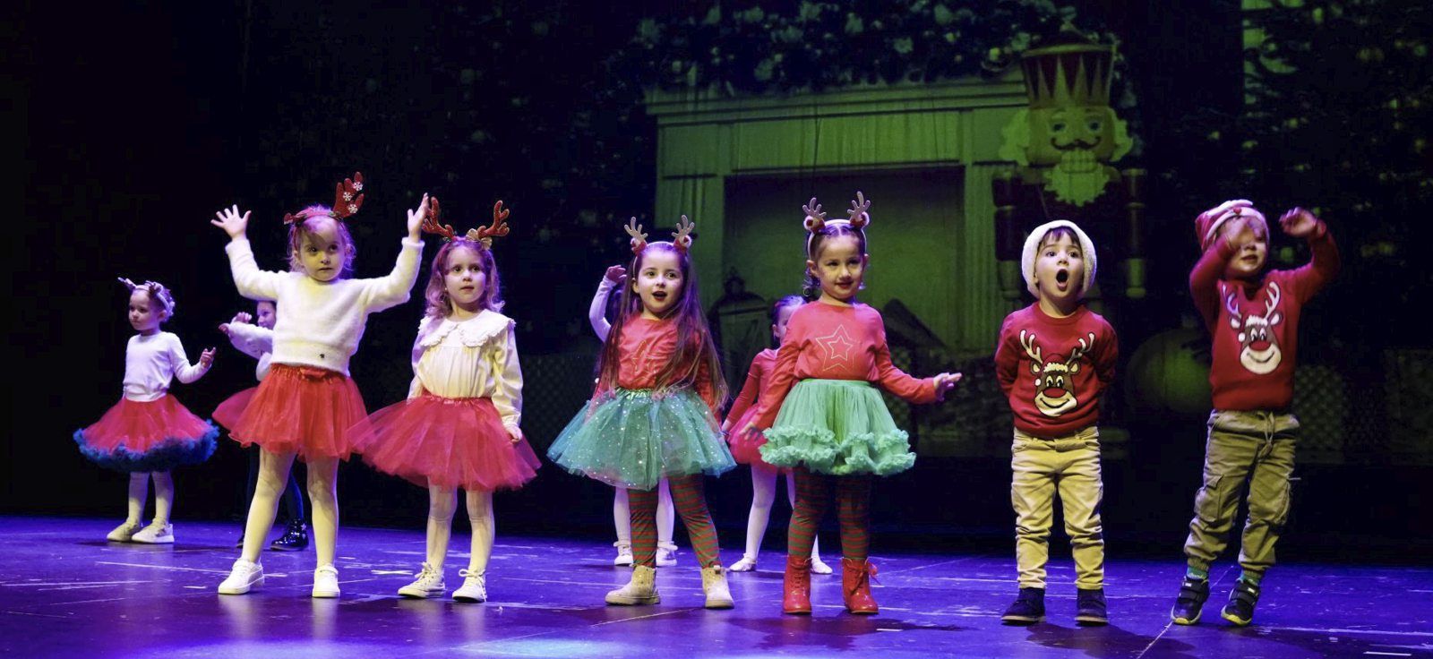 Todos los bailes tuvieron motivos navideños. |  Bernabé