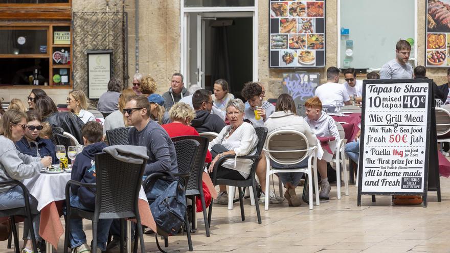La terraza de un bar de Alicante repleta de clientes en una imagen de la semana pasada. / Alex Domínguez