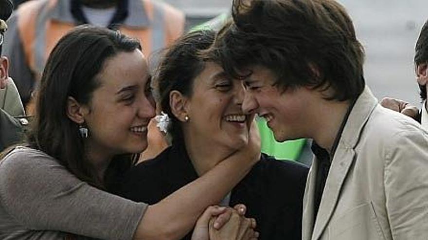 Ingrid Betancourt, entre sus hijos Melanie y Lorenzo, ayer tras el reencuentro.