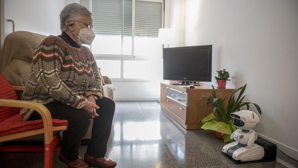 Barcelona  18.02.2021.  Sociedad.   Margarita junto al robot Misty que le hace compañía en su día a día dentro del programa del Ayuntamiento de Barcelona de asistir a las personas mayores que viven solas . Fotografía de Jordi Cotrina