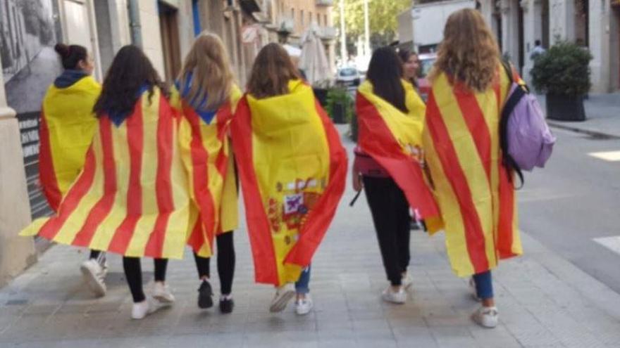 L&#039;amistat per sobre la política: La història de la foto viral de les estudiants de Figueres