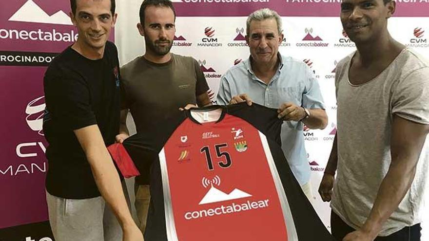 Los tres jugadores renovados posan con la camiseta del ConectaBalear Manacor