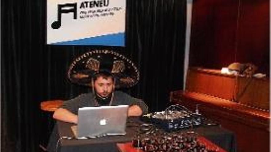 El músic Adrià Dilmé punxa a l&#039;Ateneu Bar