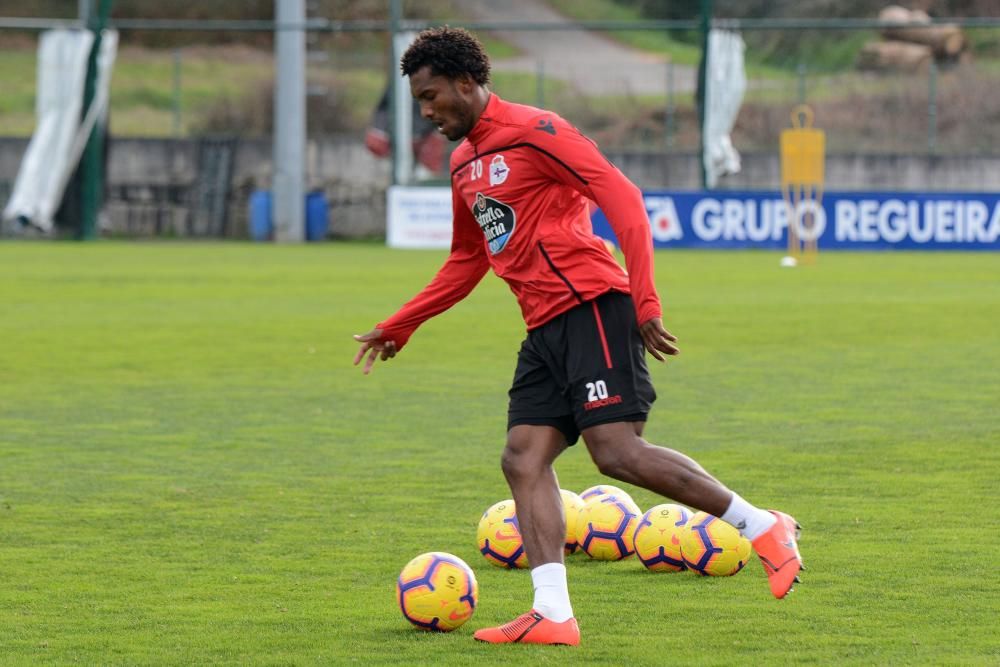 El preparador deportivista, Natxo González, ha facilitado la convocatoria del equipo coruñés tras el entrenamiento de esta mañana.