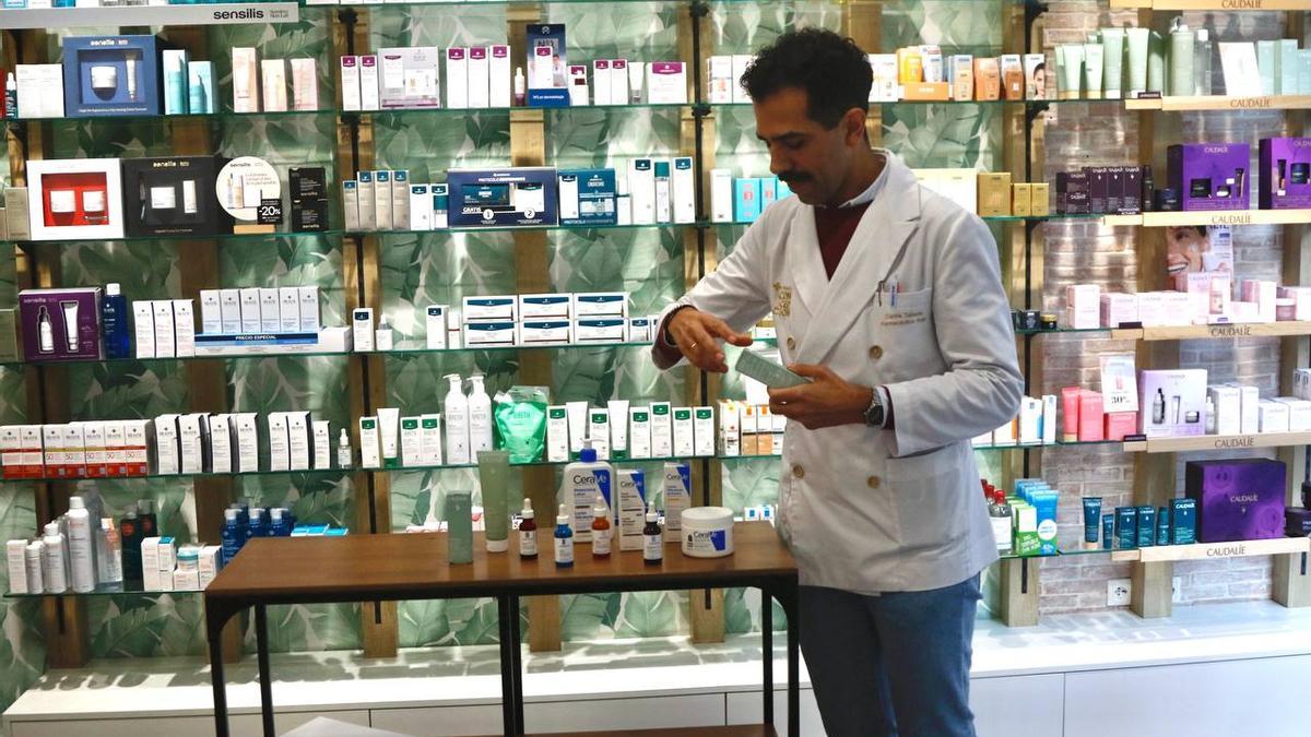 Productos de cuidado facial en una farmacia de Córdoba.