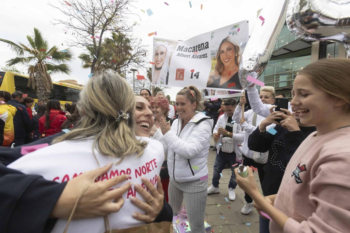 Las candidatas regresan a Alicante arropadas por una emotiva bienvenida de foguerers, en imágenes Las candidatas regresan a Alicante arropadas por una emotiva bienvenida de foguerers, en imágenes