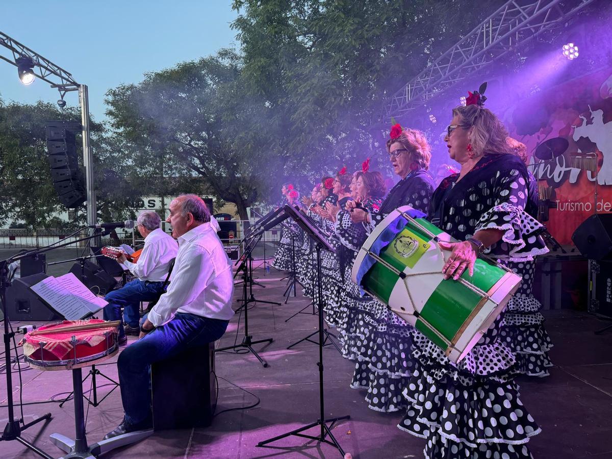 La Plaza de las 88 Viviendas acogió el escenario dedicado a Coros y Versinos en la Noche Blanca de Montilla.