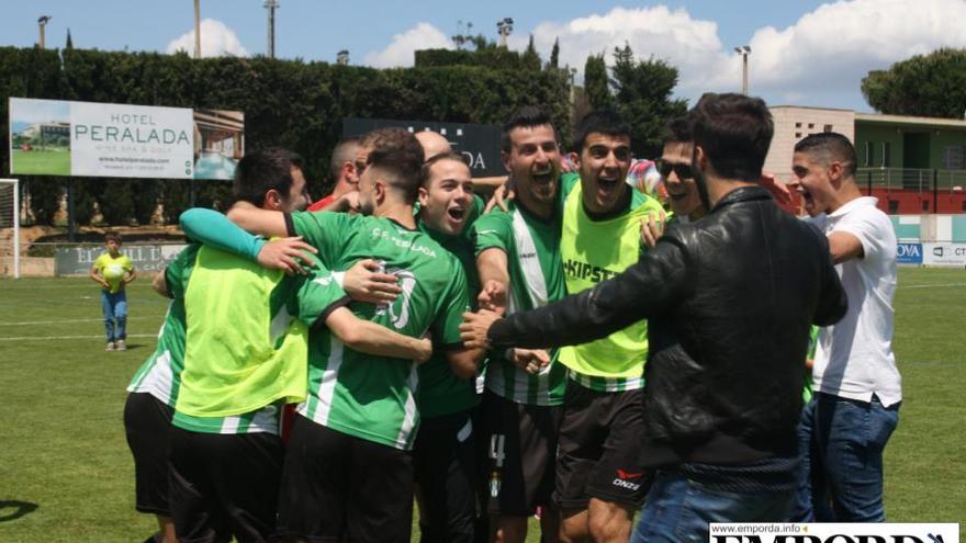 Els jugadors del Peralada celebrant la salvació