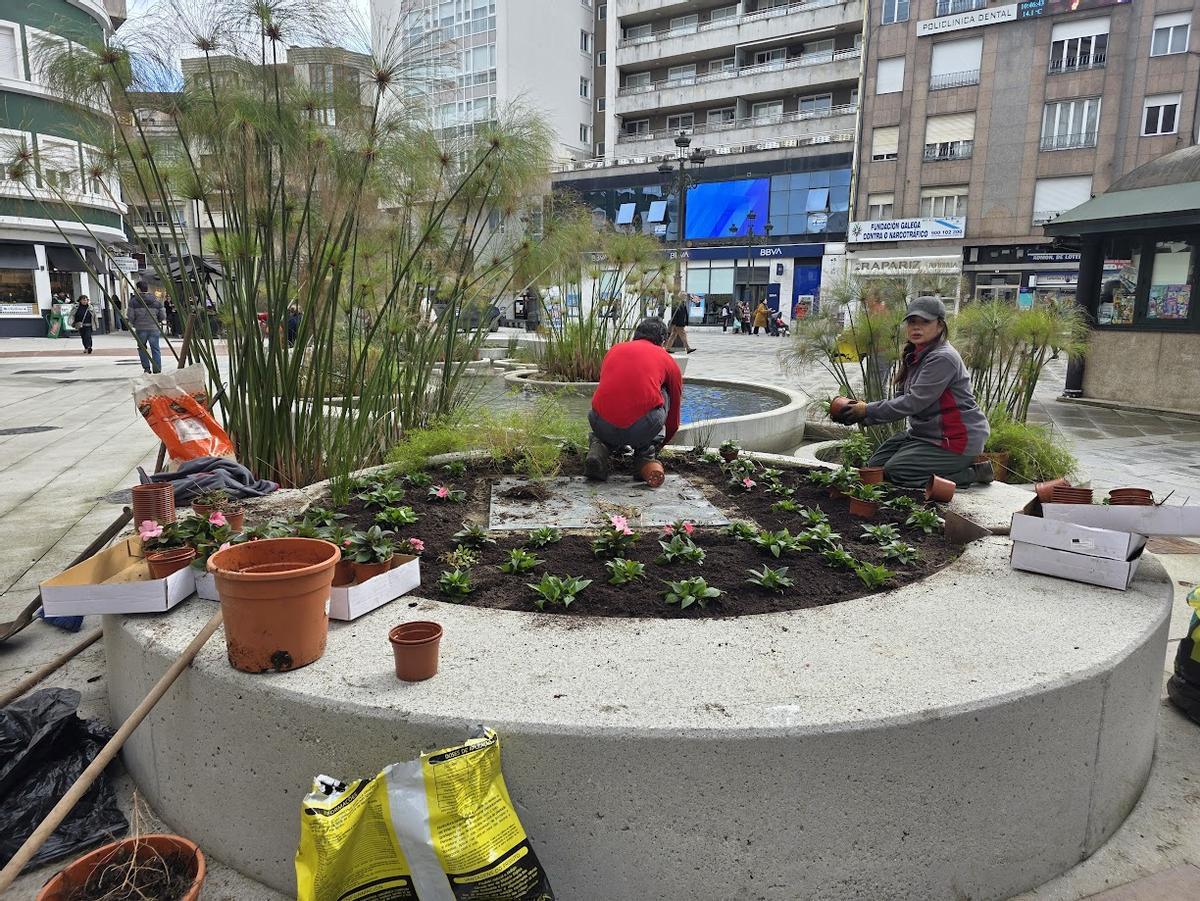La renovación de jardines en Arzobispo Lago y Praza de Galicia, ayer.