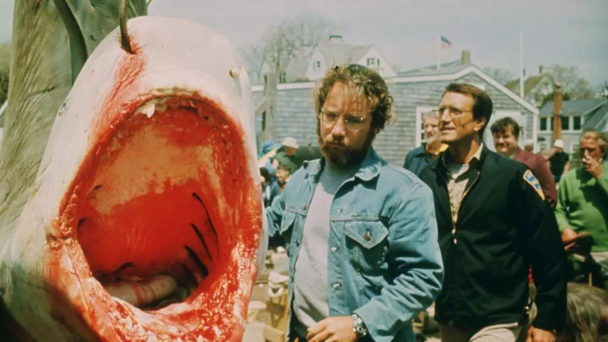 Bañarse en el mar y no pensar en él pasó a ser imposible: 'Tiburón', el primer gran éxito de Spielberg, cumple 50