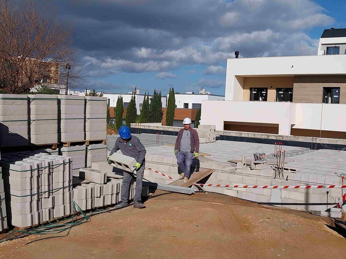 Dos albañiles en una obra en el sector Hort de Galvañón.