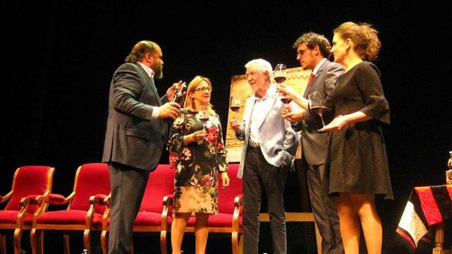 García, en el centro, después de brindar por la nueva añada con el presidente de la DO y autoridades.