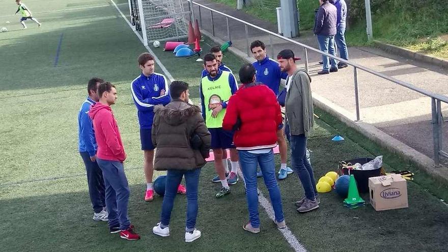 Dudi, a la derecha, explica a los compañeros los pormenores de la lesión.