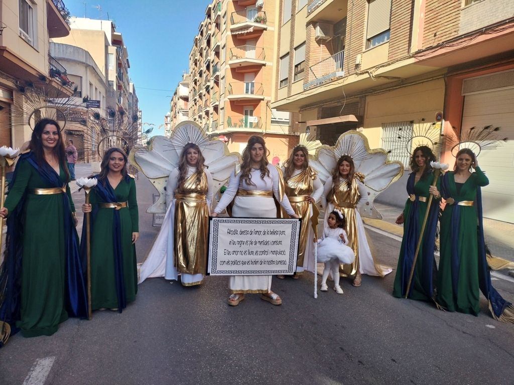 Así ha sido la Cavalcada del Ninot que por fin se ha celebrado en Oliva