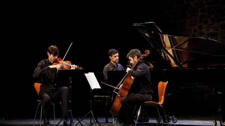 El trío musical que deleita al Gran Teatro de Cáceres
