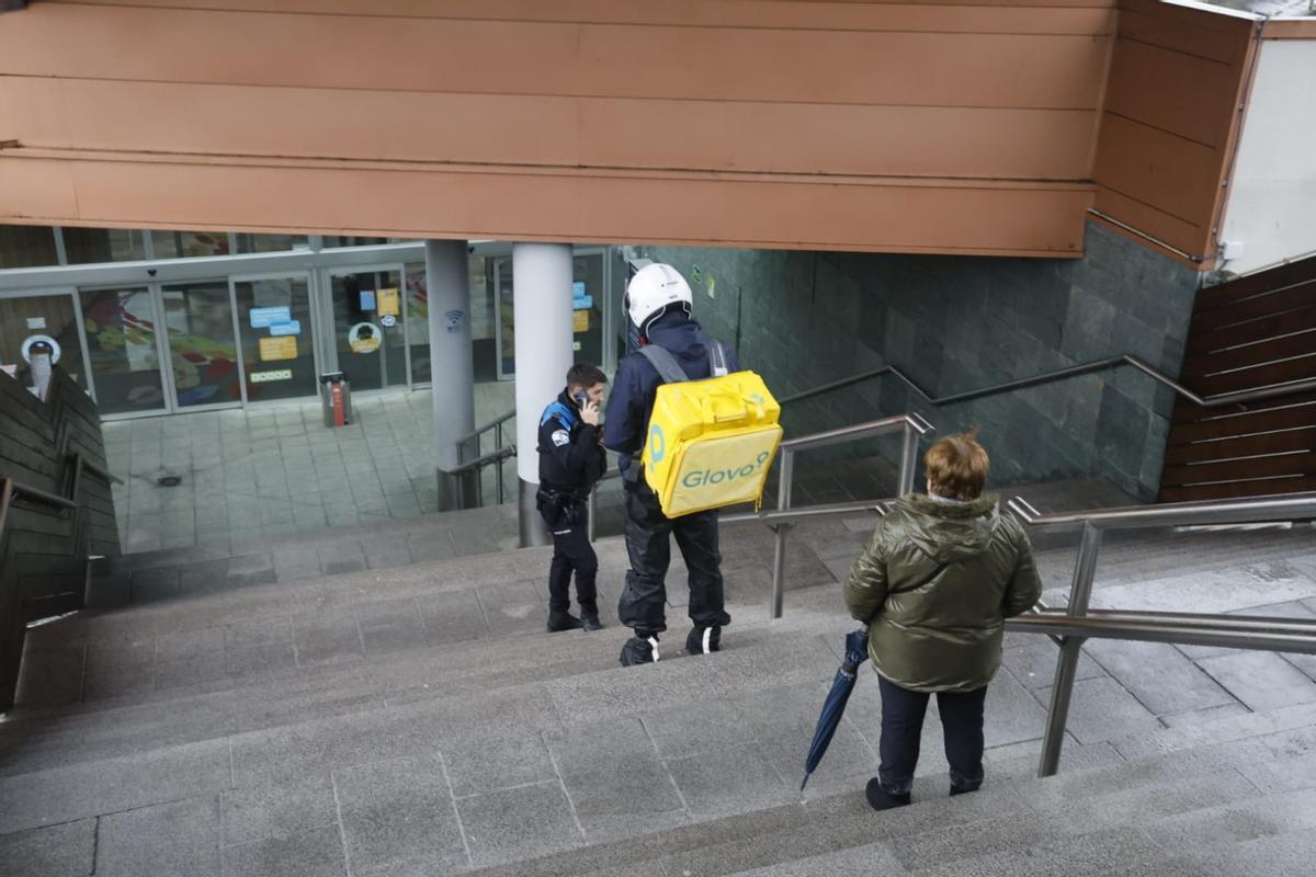 Un incendio en el centro comercial de As Cancelas obliga a evacuar el edificio