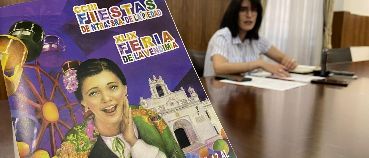 Tamara Rodríguez anunciando las actividades de la feria