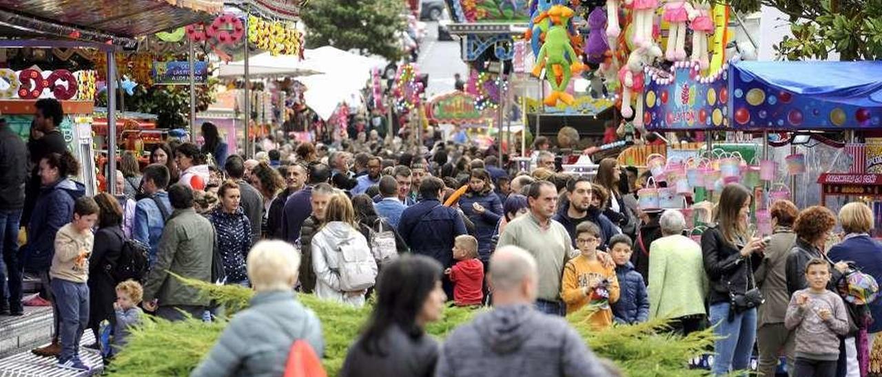 Gente disfrutando de las atracciones el año pasado en las fiestas de As Dores de Lalín. // Bernabé/Javier Lalín