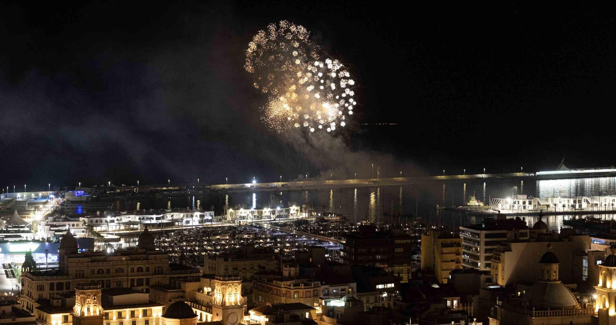 El castillo de fuegos del 9 d'octubre ilumina Alicante