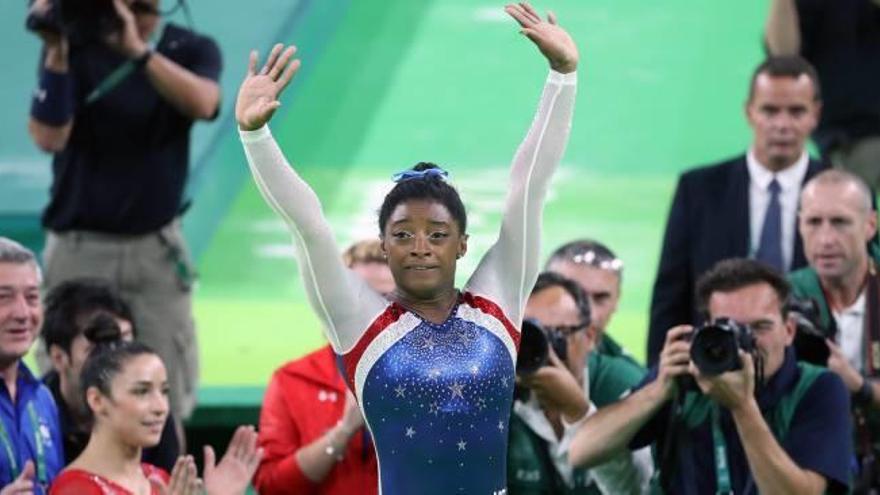 Biles celebra su actuación en suelo.