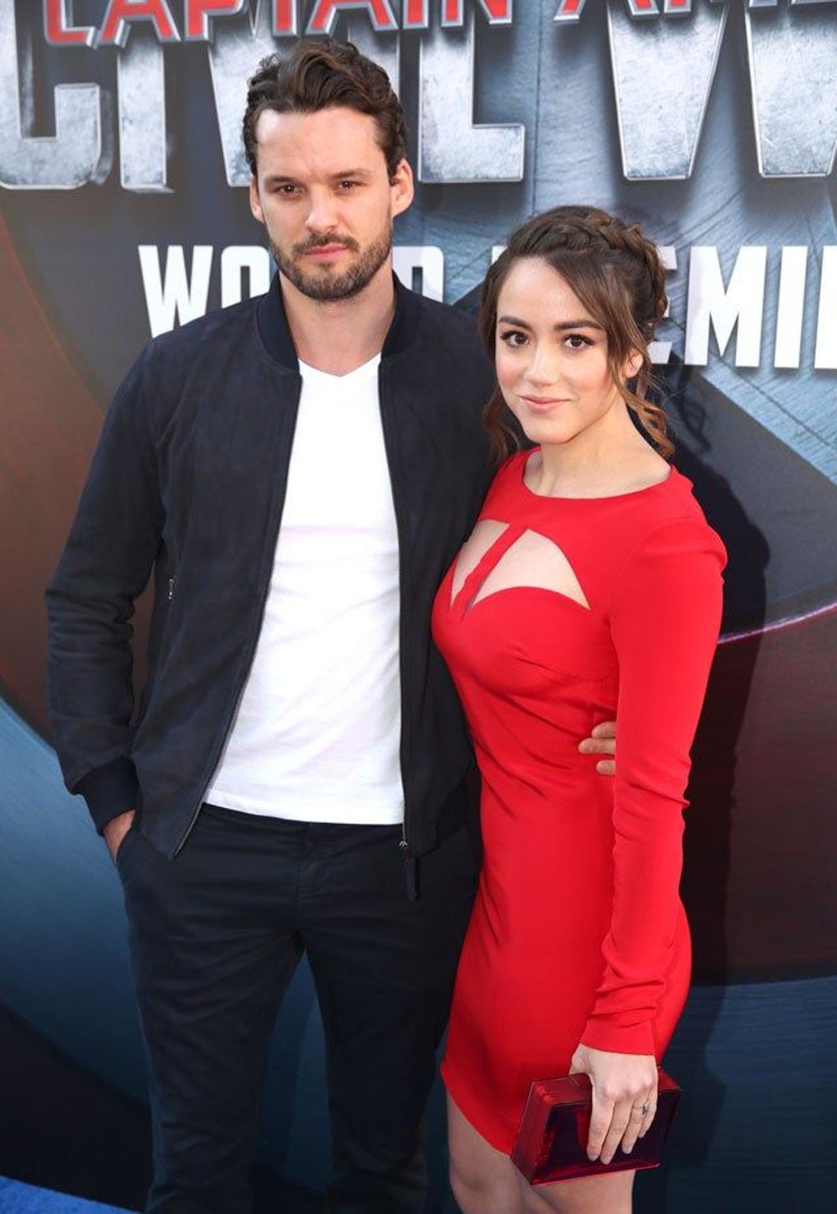 Austin Nichols y Chloe Bennet, en la première de Capitán América: Civil War en Los Ángeles.