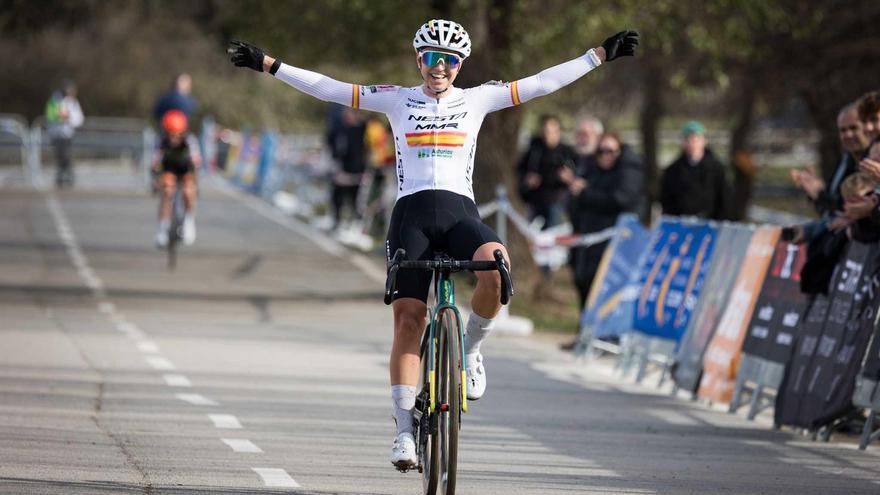La ciclista ontinyentina Sofía Rodríguez tras ganar en una prueba reciente.