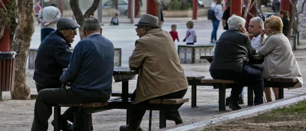 Un grupo de personas mayores, ayer en una zona pública del casco urbano ilicitano.