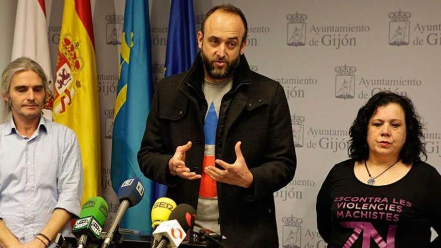 Carlos López (Carreño), David Alonso (Gijón) e Isabel Fernández (Llanera), en el Ayuntamiento de Gijón.