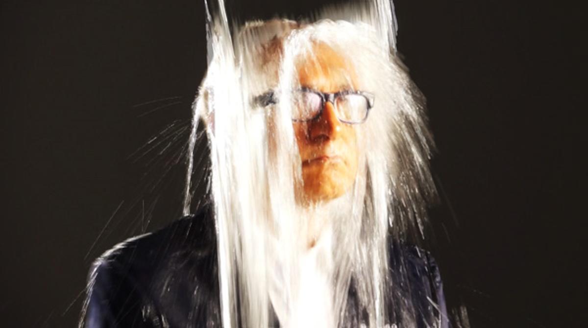 Els autors de la contraportada es mullen, literalment, durant el rodatge de l’anunci televisiu d’EL PERIÓDICO.