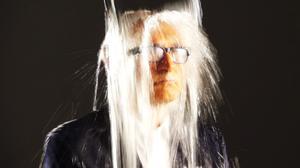 Els autors de la contraportada es mullen, literalment, durant el rodatge de l’anunci televisiu d’EL PERIÓDICO.